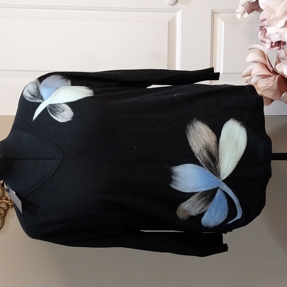 Nwt AAEDA Elegant Black V-Neck Sweater with Floral Design - Picture 3 of 9